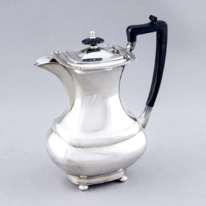 Juego Completo de Café y Té en plata, con mangos de madera ebonizada. España. Siglo XX. 5350 gr.