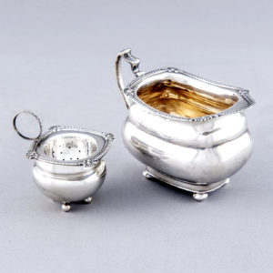 Juego Completo de Café y Té en plata, con mangos de madera ebonizada. España. Siglo XX. 5350 gr.