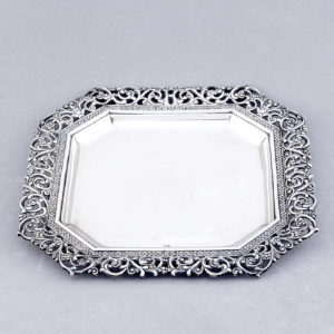 MATILDE ESPUÑES. Centro de mesa cuadrado en plata. España, siglo XX.