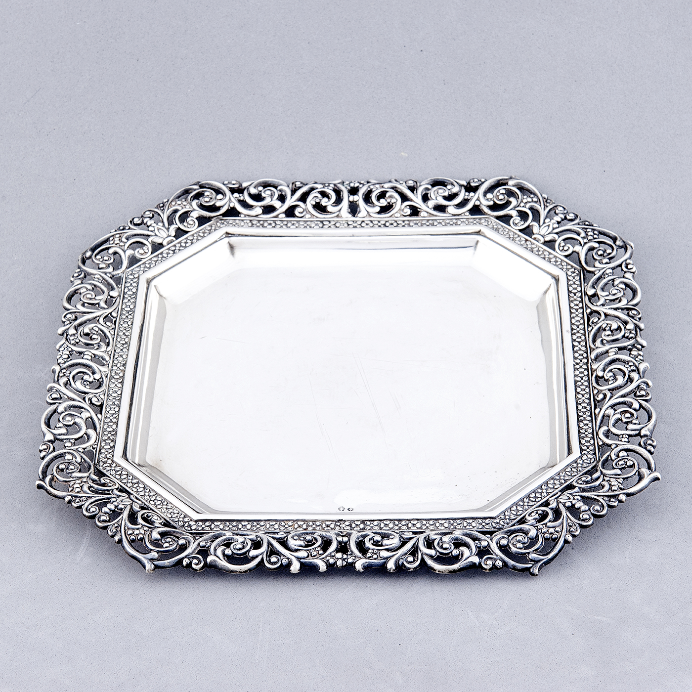 MATILDE ESPUÑES. Centro de mesa cuadrado en plata. España, siglo XX. MATILDE ESPUÑES. Centro de mesa cuadrado en plata. España, siglo XX.