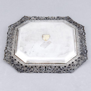 MATILDE ESPUÑES. Centro de mesa cuadrado en plata. España, siglo XX.