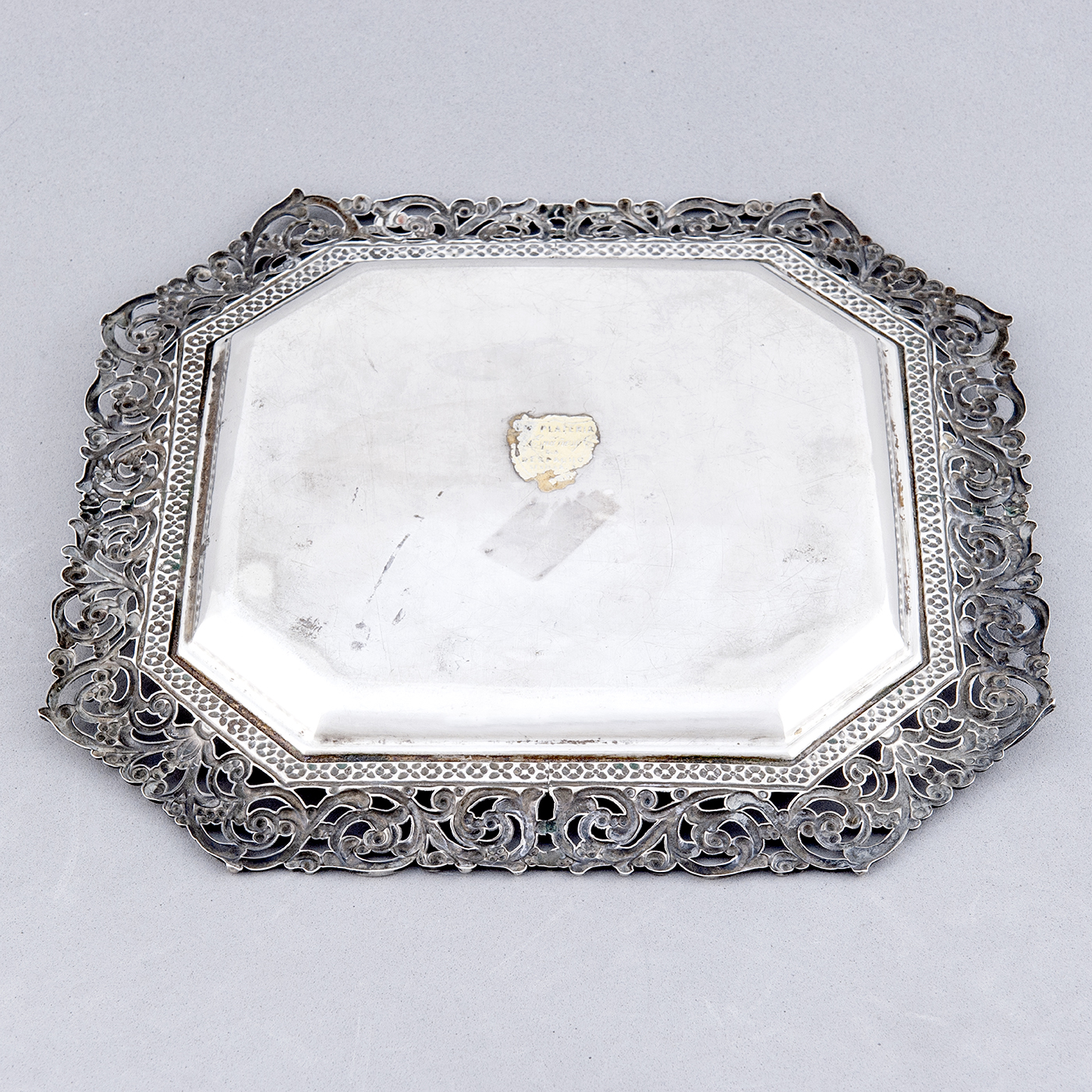MATILDE ESPUÑES. Centro de mesa cuadrado en plata. España, siglo XX. MATILDE ESPUÑES. Centro de mesa cuadrado en plata. España, siglo XX.