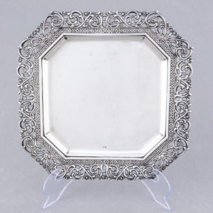 MATILDE ESPUÑES. Centro de mesa cuadrado en plata. España, siglo XX.