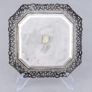 MATILDE ESPUÑES. Centro de mesa cuadrado en plata. España, siglo XX.