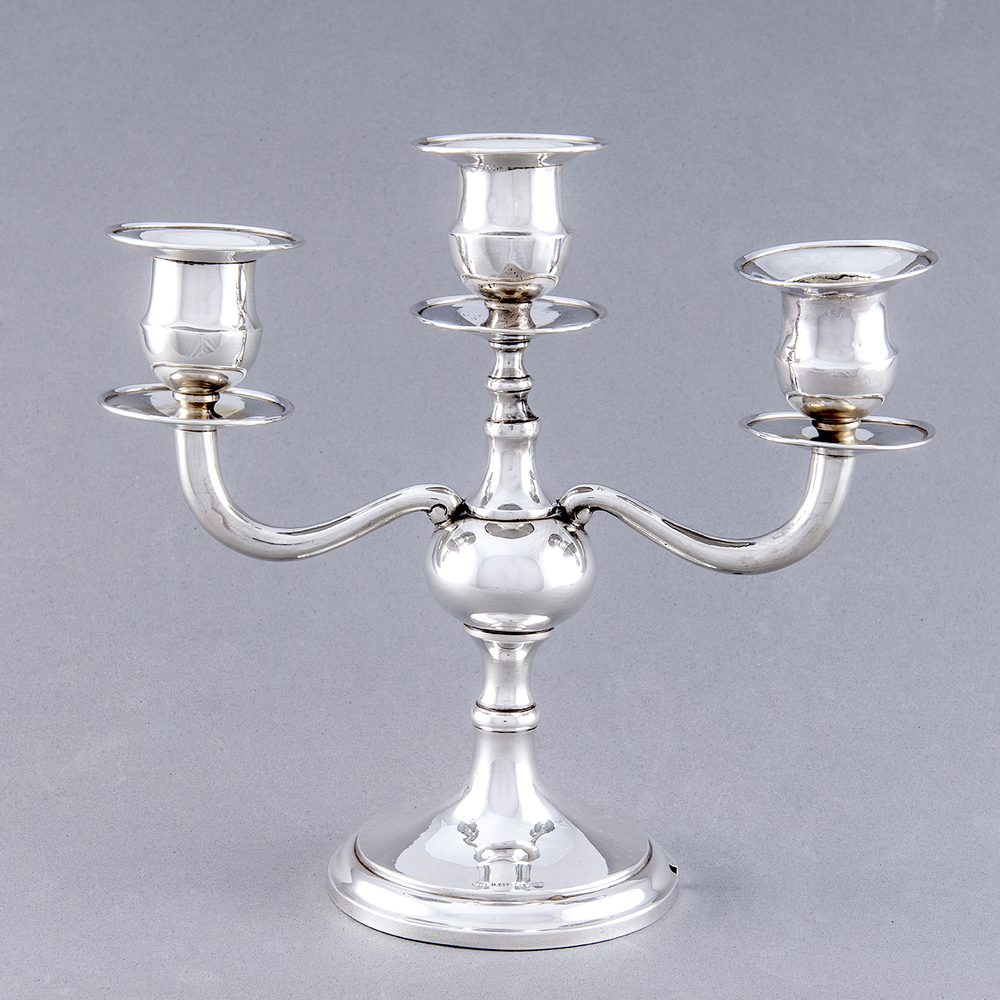 Matilde Espuñes. Pareja de candelabros de tres luces en Plata de Ley. España, ca. 1909. Matilde Espuñes. Pareja de candelabros de tres luces en Plata de Ley. España, ca. 1909.