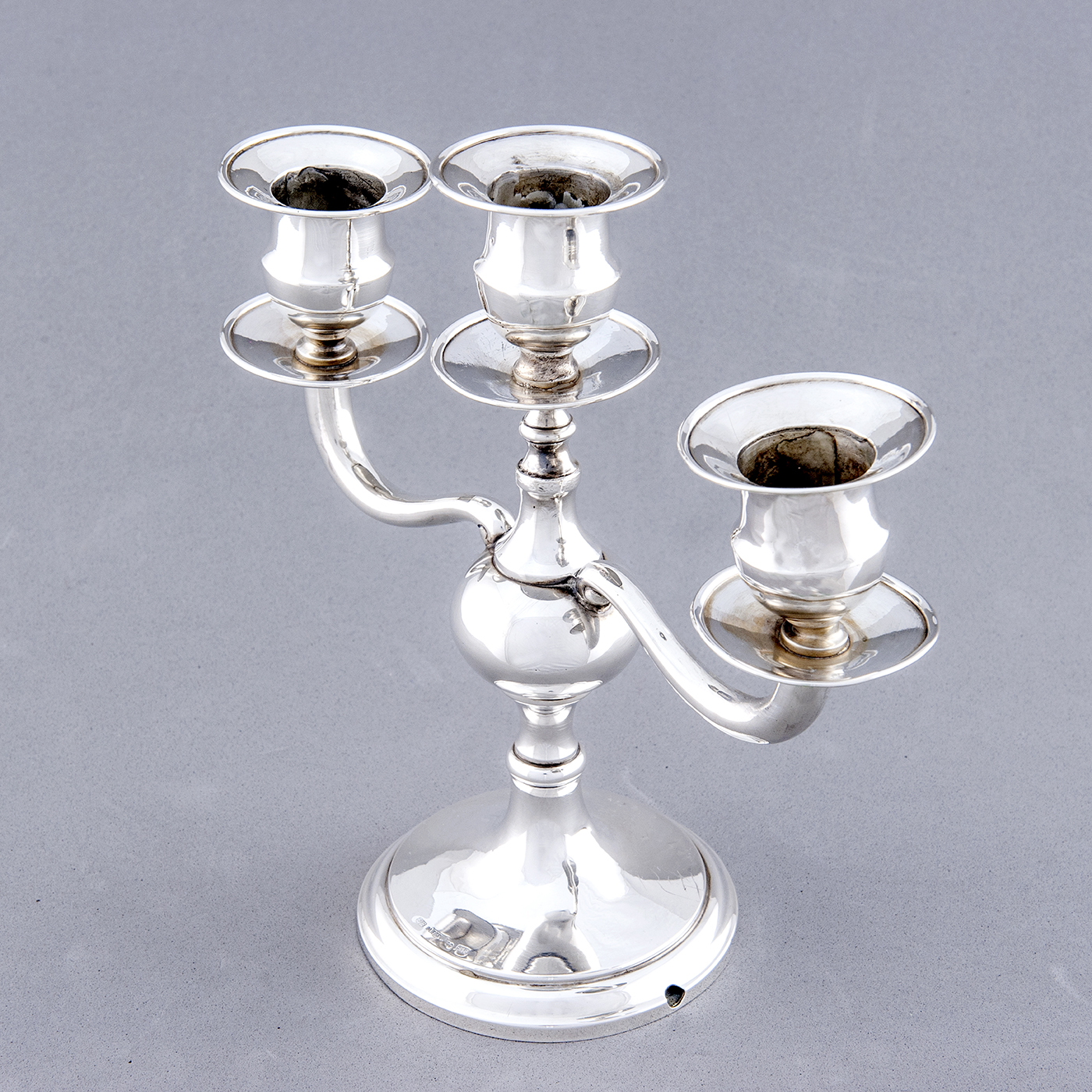 Matilde Espuñes. Pareja de candelabros de tres luces en Plata de Ley. España, ca. 1909. Matilde Espuñes. Pareja de candelabros de tres luces en Plata de Ley. España, ca. 1909.