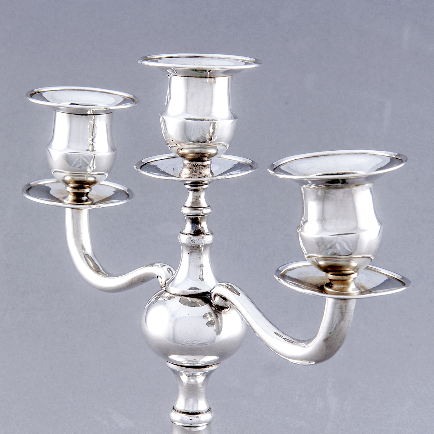 Matilde Espuñes. Pareja de candelabros de tres luces en Plata de Ley. España, ca. 1909. Matilde Espuñes. Pareja de candelabros de tres luces en Plata de Ley. España, ca. 1909.