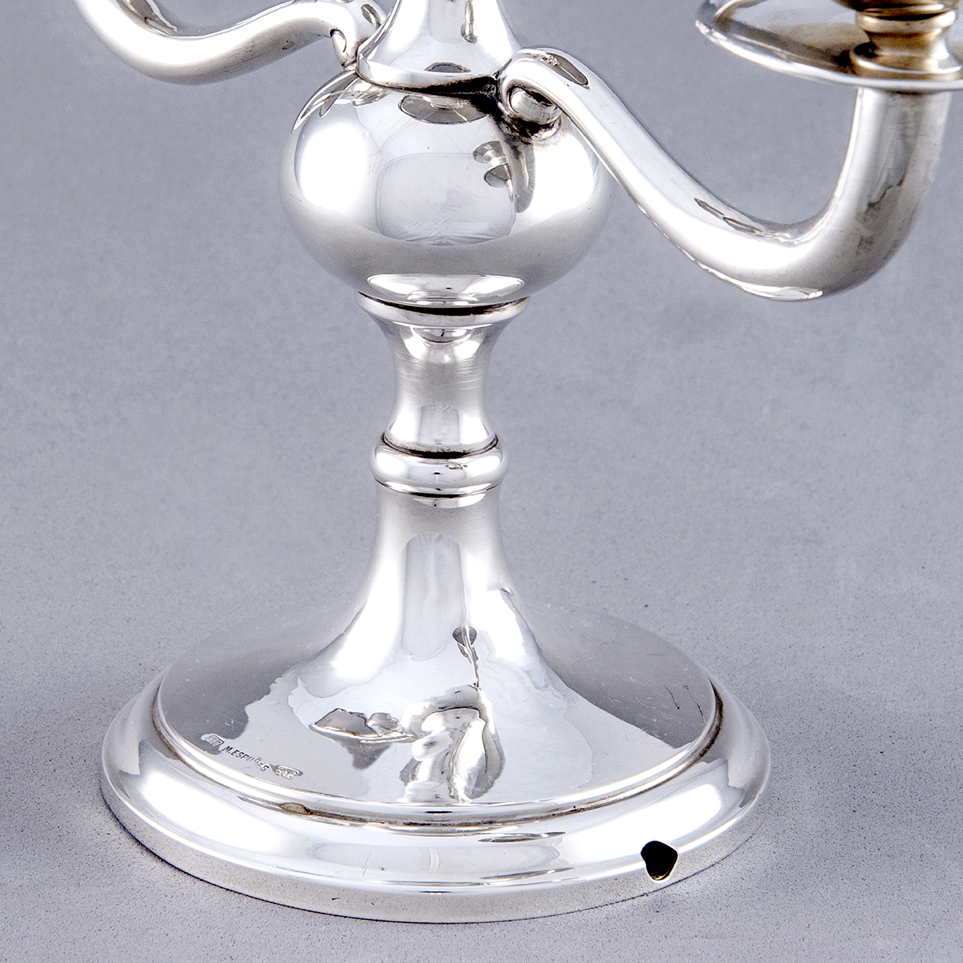 Matilde Espuñes. Pareja de candelabros de tres luces en Plata de Ley. España, ca. 1909. Matilde Espuñes. Pareja de candelabros de tres luces en Plata de Ley. España, ca. 1909.