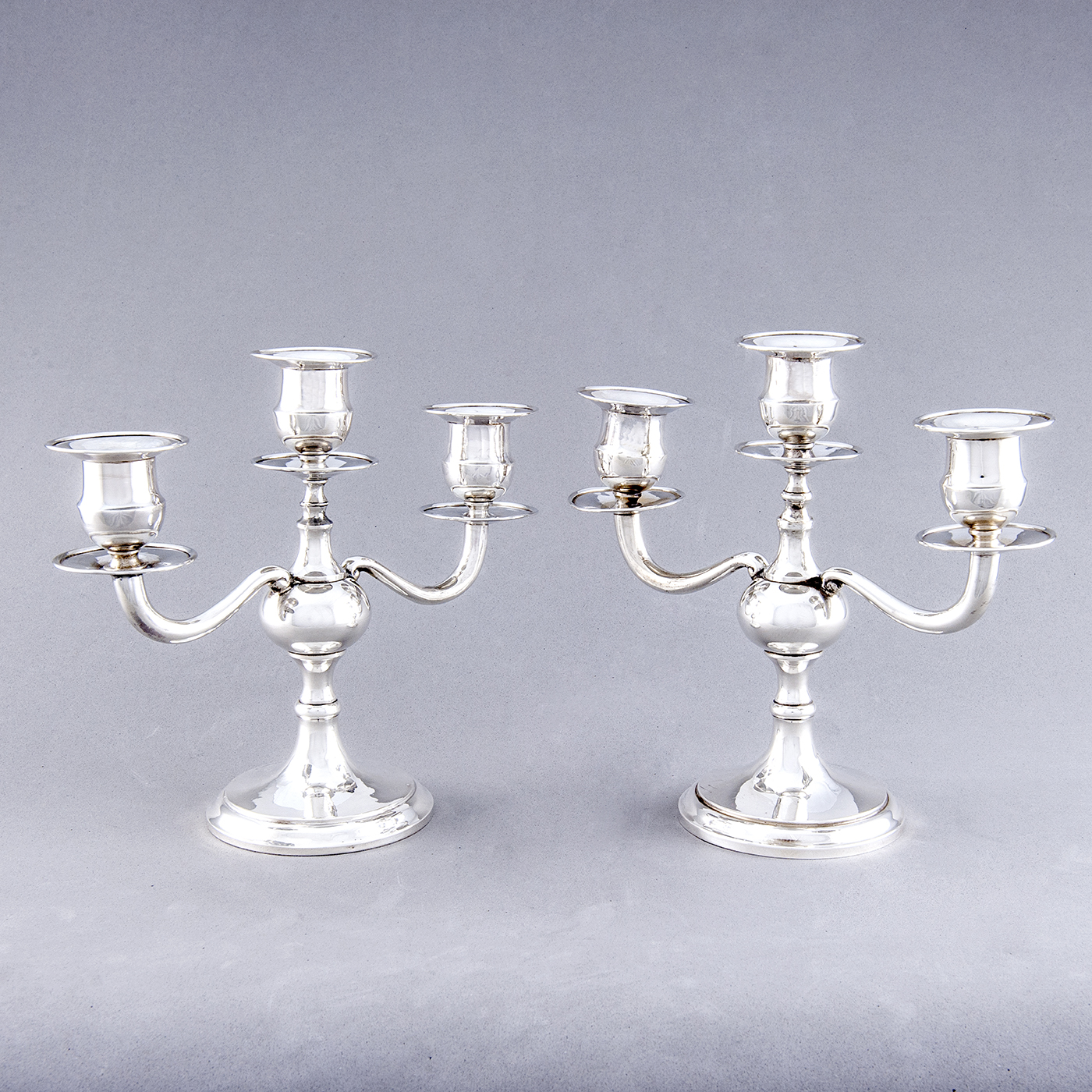 Matilde Espuñes. Pareja de candelabros de tres luces en Plata de Ley. España, ca. 1909. Matilde Espuñes. Pareja de candelabros de tres luces en Plata de Ley. España, ca. 1909.