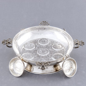MG. Conjunto de Centro y Catavinos en plata. España, siglo XX.