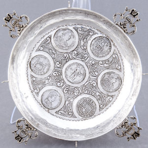 MG. Conjunto de Centro y Catavinos en plata. España, siglo XX.