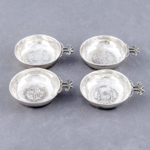 MG. Conjunto de Centro y Catavinos en plata. España, siglo XX.