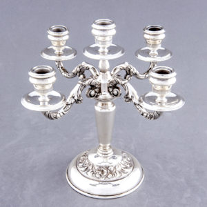 Montejo. Pareja de candelabros de cinco luces en Plata de Ley. España, siglo XX.