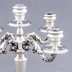 Montejo. Pareja de candelabros de cinco luces en Plata de Ley. España, siglo XX.