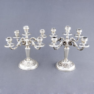 Montejo. Pareja de candelabros de cinco luces en Plata de Ley. España, siglo XX.