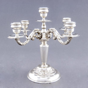 Montejo. Pareja de candelabros de cinco luces en Plata de Ley. España, siglo XX.