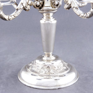 Montejo. Pareja de candelabros de cinco luces en Plata de Ley. España, siglo XX.