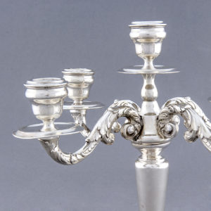 Montejo. Pareja de candelabros de cinco luces en Plata de Ley. España, siglo XX.