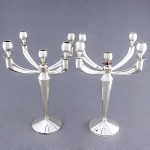 Pareja de Candelabros Art Decó, de cinco luces, en Plata de Ley. España. Siglo XX.
