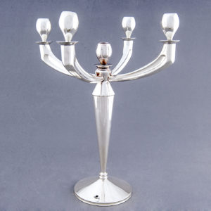 Pareja de Candelabros Art Decó, de cinco luces, en Plata de Ley. España. Siglo XX.