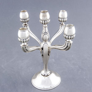 Pareja de candelabros de cinco luces en Plata de Ley, España, siglo XX.