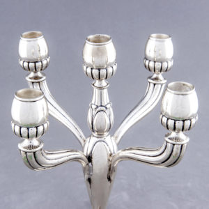 Pareja de candelabros de cinco luces en Plata de Ley, España, siglo XX.