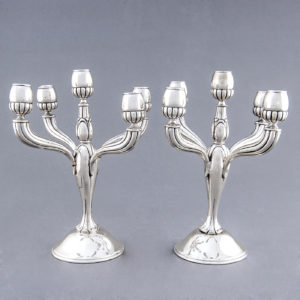 Pareja de candelabros de cinco luces en Plata de Ley, España, siglo XX.