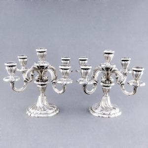 Pareja de candelabros de cinco luces en Plata de Ley. MATILDE ESPUÑES. España. Siglo XX.