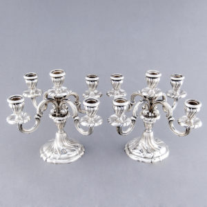 Pareja de candelabros de cinco luces en Plata de Ley. MATILDE ESPUÑES. España. Siglo XX.