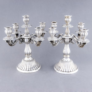 Pareja de candelabros de cinco luces en plata. España. Siglo XX.