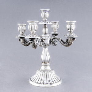 Pareja de candelabros de cinco luces en plata. España. Siglo XX.