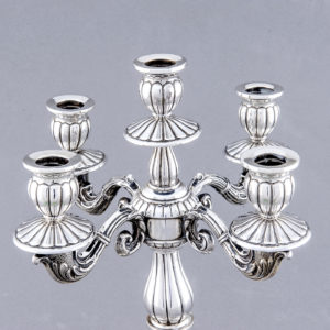 Pareja de candelabros de cinco luces en plata. España. Siglo XX.