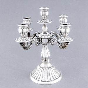 Pareja de candelabros de cinco luces en plata. España. Siglo XX.