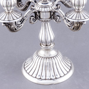 Pareja de candelabros de cinco luces en plata. España. Siglo XX.