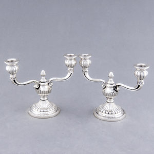 Pareja de candelabros de dos luces en Plata de Ley, España, siglo XX.
