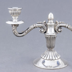 Pareja de candelabros de dos luces en Plata de Ley, España, siglo XX.