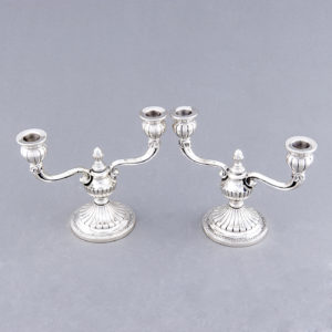 Pareja de candelabros de dos luces en Plata de Ley, España, siglo XX.