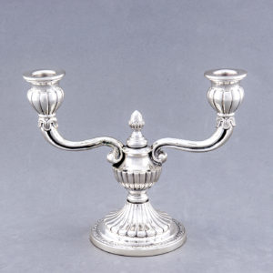 Pareja de candelabros de dos luces en Plata de Ley, España, siglo XX.