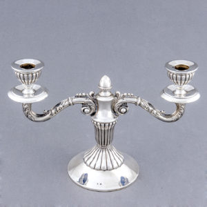 Pareja de candelabros de dos luces en Plata de Ley, España, siglo XX.