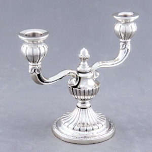 Pareja de candelabros de dos luces en Plata de Ley, España, siglo XX.
