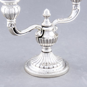 Pareja de candelabros de dos luces en Plata de Ley, España, siglo XX.