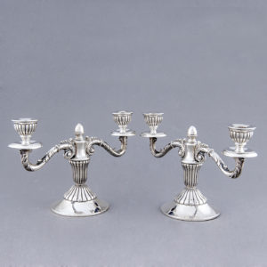 Pareja de candelabros de dos luces en Plata de Ley, España, siglo XX.