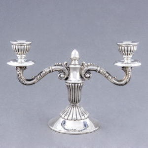 Pareja de candelabros de dos luces en Plata de Ley, España, siglo XX.
