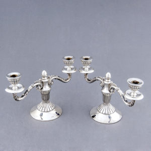 Pareja de candelabros de dos luces en Plata de Ley, España, siglo XX.