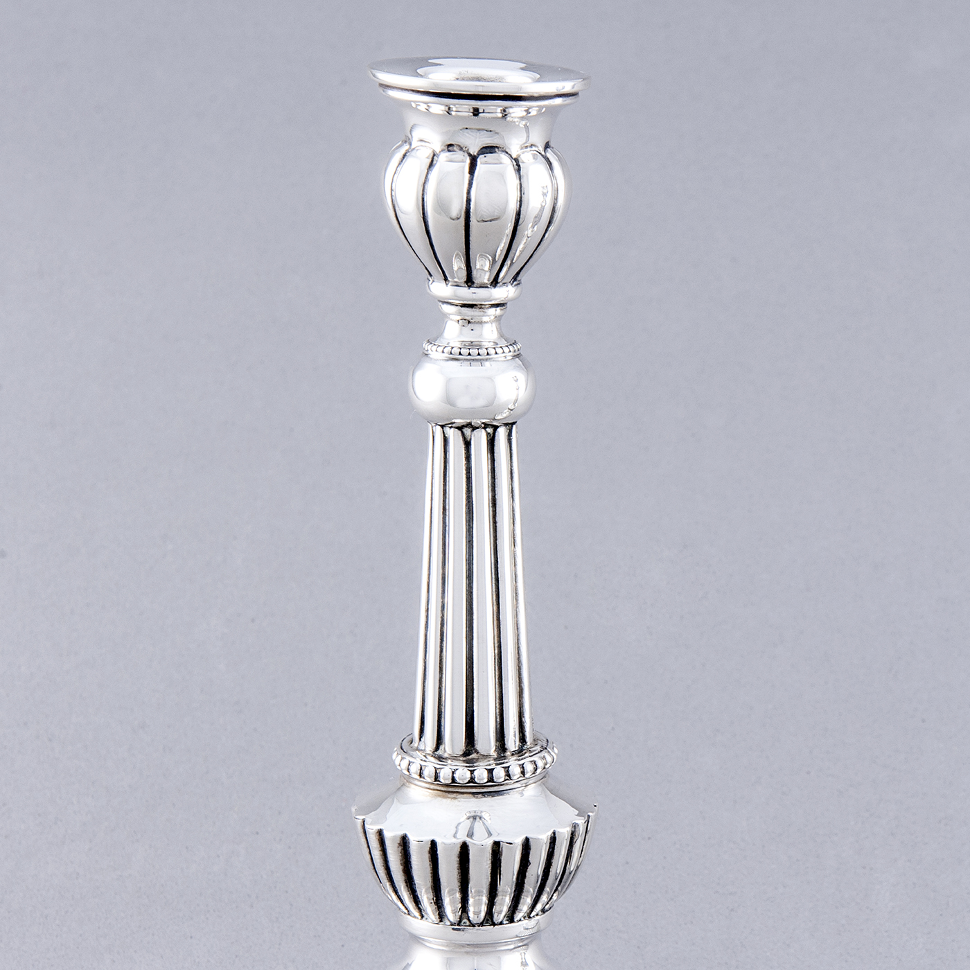 Pareja de Candeleros en Plata de Ley. España, siglo XX. Pareja de Candeleros en Plata de Ley. España, siglo XX.