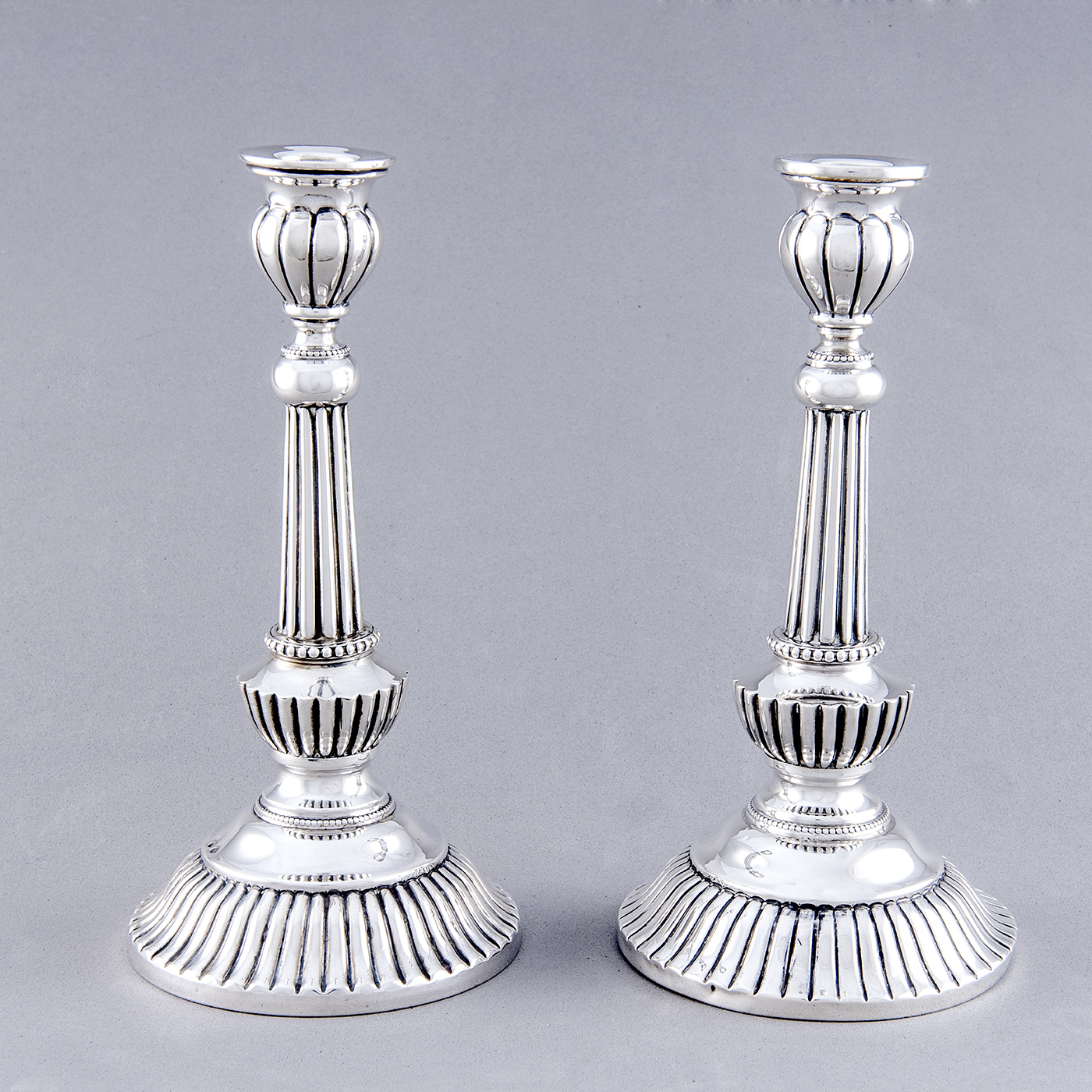 Pareja de Candeleros en Plata de Ley. España, siglo XX. Pareja de Candeleros en Plata de Ley. España, siglo XX.
