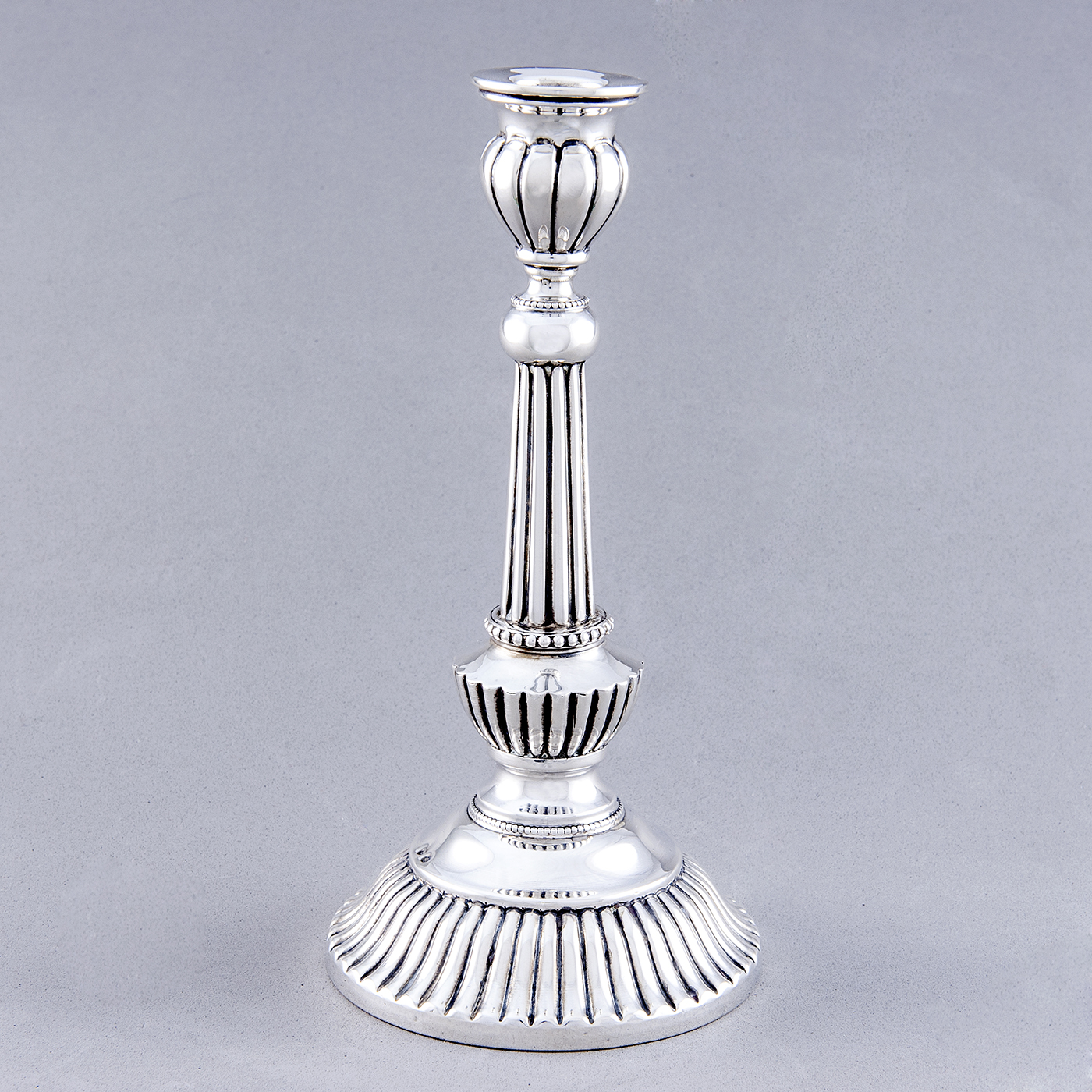 Pareja de Candeleros en Plata de Ley. España, siglo XX. Pareja de Candeleros en Plata de Ley. España, siglo XX.