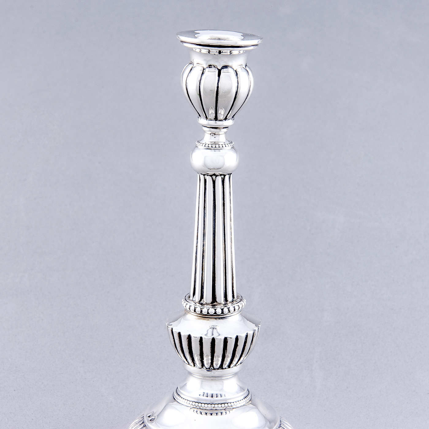 Pareja de Candeleros en Plata de Ley. España, siglo XX. Pareja de Candeleros en Plata de Ley. España, siglo XX.
