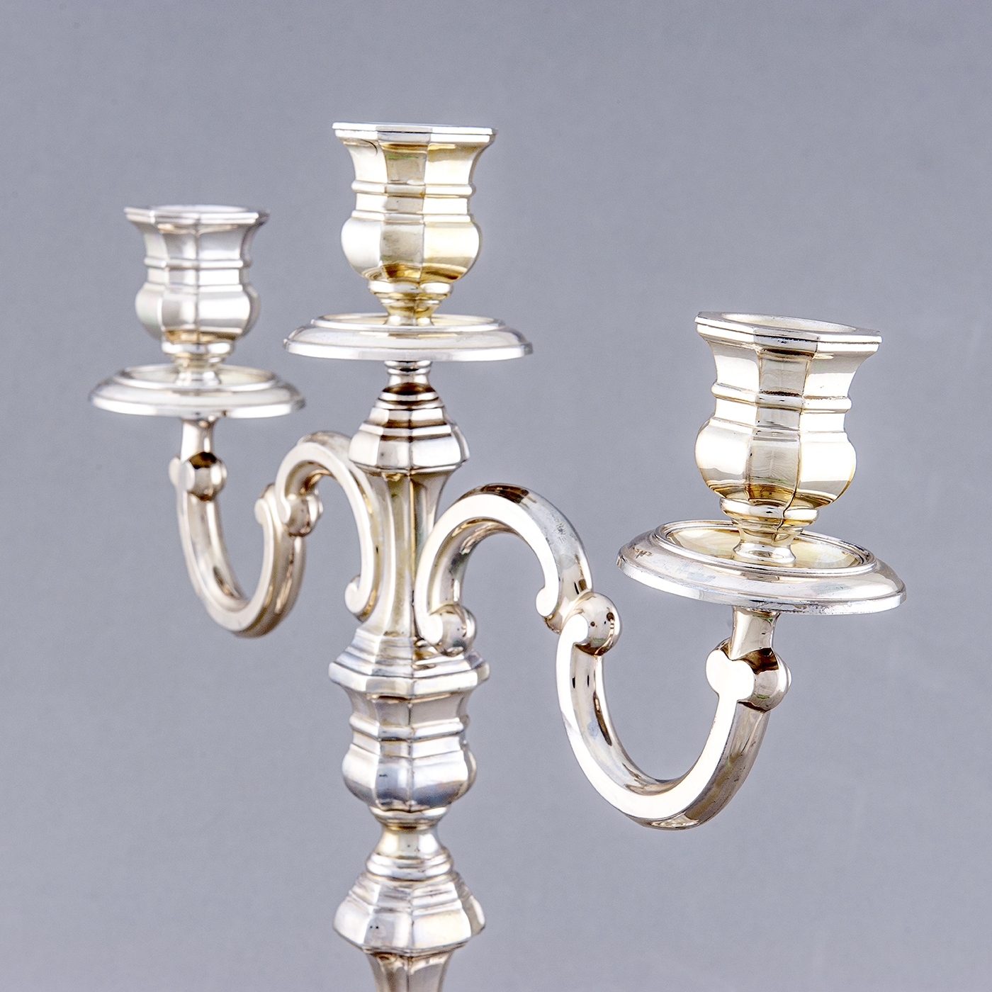 Pedro Durán. Pareja de candelabros de tres luces. España, 20th. Pedro Durán. Pareja de candelabros de tres luces. España, 20th.