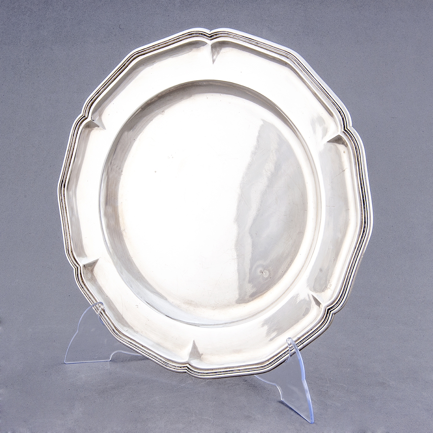 PÉREZ HERMANOS. Fuente circular en Plata. España, siglo XX. PÉREZ HERMANOS. Fuente circular en Plata. España, siglo XX.